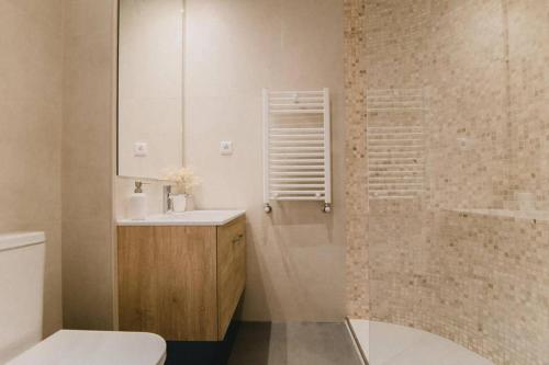 y baño con ducha, aseo y lavamanos. en BRIGHT and FABULOUS PENTHOUSE with TERRACES, en Madrid