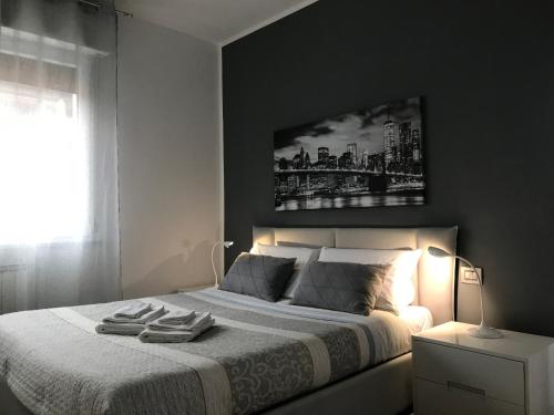 sypialnia z łóżkiem z ręcznikami w obiekcie La Maggiolina camere La Spezia w mieście La Spezia
