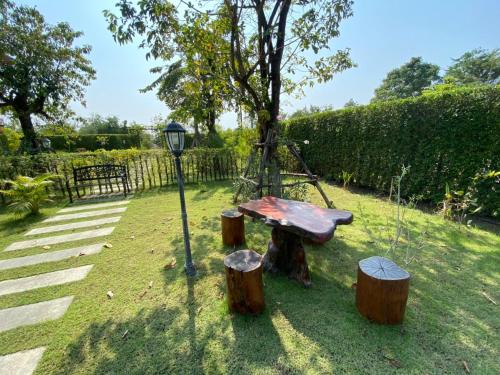 Taman di luar บ้านเพลิน