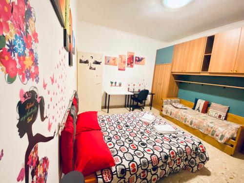 een slaapkamer met een bed en een bureau. bij Roma IceCream Apartment in Rome