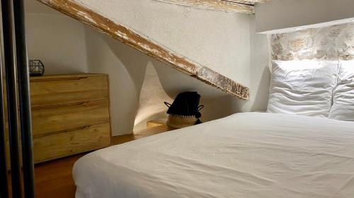 a bedroom with a bed and a dresser in a room at Charmant studio vieil Antibes in Antibes