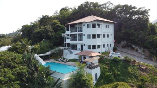 una vista aérea de una casa blanca con piscina en Lulu Villa, en Mae Nam