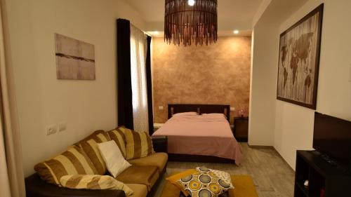 a living room with a bed and a couch at Bilocale tranquillo e funzionale, ideale per soggiorni di lavoro in Vignola