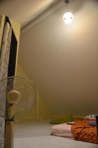 a room with a fan and a bed at Homebar in Ko Chang