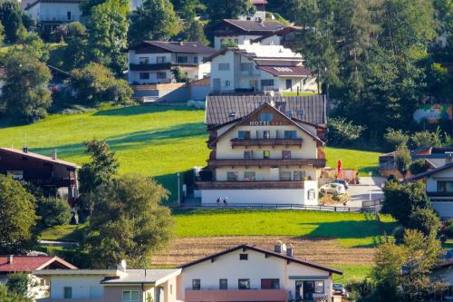 dom na wzgórzu w małej wiosce w obiekcie Hotel Wiesenhof w mieście Mieders