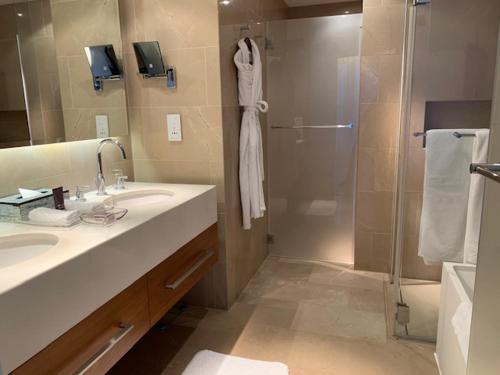 W łazience znajduje się prysznic, umywalka i toaleta. w obiekcie Business Class Marina Herzliya w mieście Herzliya