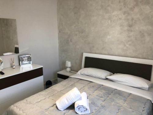 A bed or beds in a room at Appartamento zona aeroporto