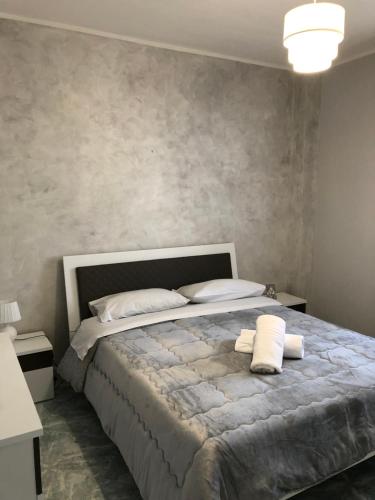 ラメーツィア・テルメにあるAppartamento zona aeroportoのベッドルーム1室(ベッド1台、タオル2枚付)