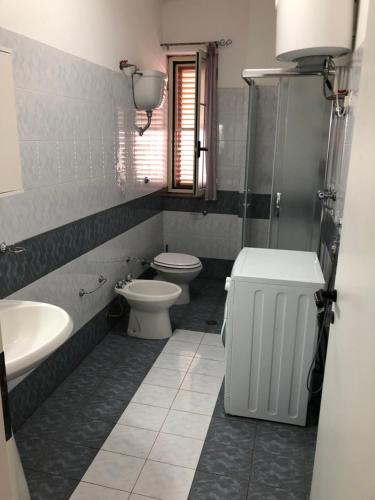 a bathroom with a toilet and a sink at Appartamento zona aeroporto in Lamezia Terme