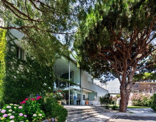 a building with a tree and flowers in front of it at Mazagonia in Mazagón