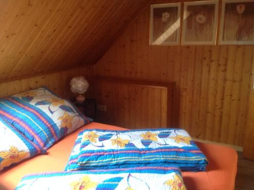 a room with two beds in a attic at Haus Sonnenschein in Stafstedt