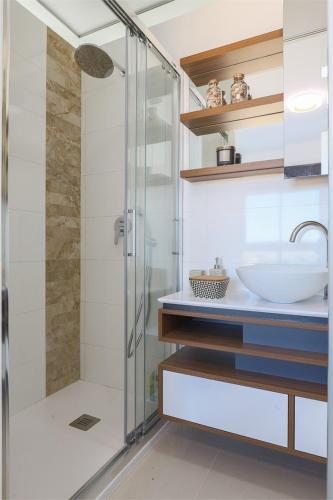 a bathroom with a glass shower and a sink at Luxury Appartement Los Arenales Del Sol, Near Beach, Large Solarium, Full Equipement in Arenales del Sol