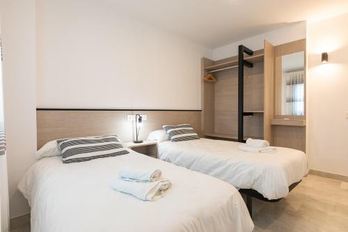 Tempat tidur dalam kamar di Apartamentos Guerrero 3