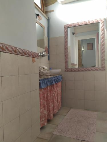 uma casa de banho com um lavatório e um espelho em La Collina em Orvieto