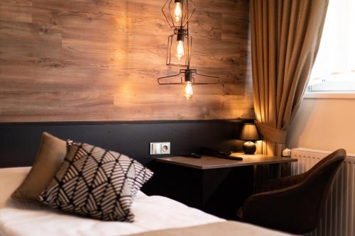 een kamer met een bed en een bureau met een lamp bij Interhotel Tatra in Kopřivnice