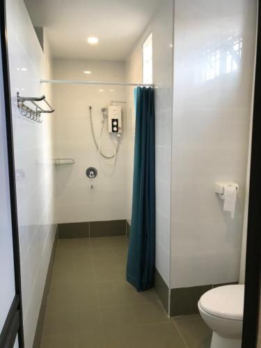新山的住宿－REBECS 12Pax@TebrauCity/Ikea/Toppen/Aeon，带淋浴、卫生间和蓝色浴帘的浴室