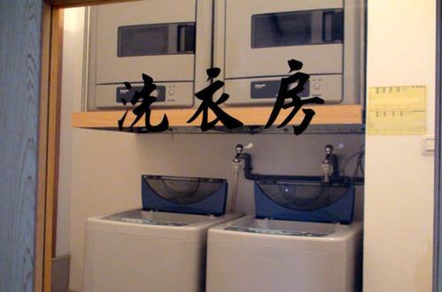 a shelf with figurines of people on top of washing machines at Kai Du Hotel in Zhongli