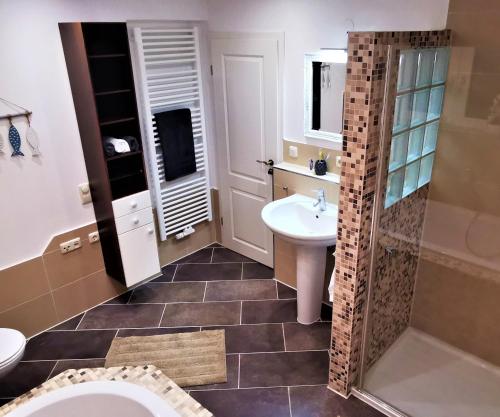 La salle de bains est pourvue de toilettes et d'un lavabo. dans l'établissement Aurach - SmartApart, à Falkendorf