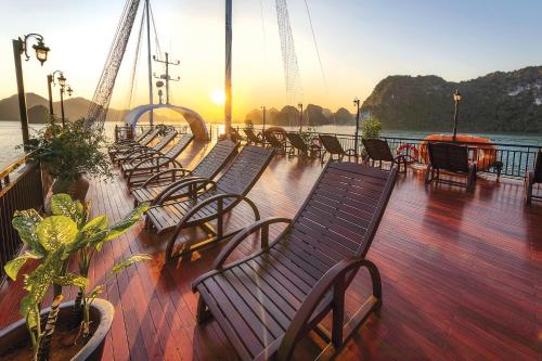 grupa ławek siedzących na statku wycieczkowym w obiekcie Sena Cruises - Wonder On Lan Ha Bay w Ha Long