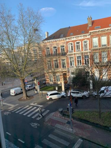 a city street with cars parked in front of buildings at Charming Europarlament Resedence in Brussels