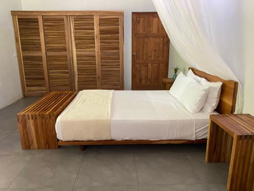 Una cama o camas en una habitación de Scarlet House