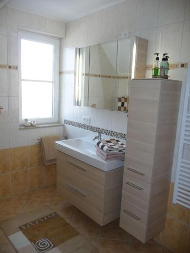 a bathroom with a sink and a mirror at Ferienwohnung Seeanemone I in Graal-Müritz