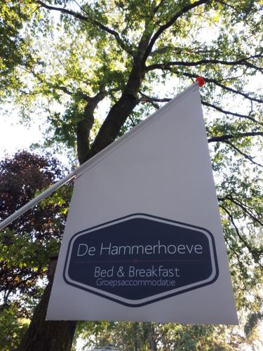 a sign for the bed andbreakfast chiropractor sign at De Hammerhoeve in Dalfsen