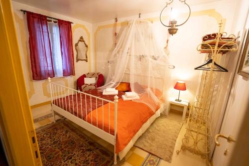 sypialnia z łóżkiem z moskitierą w obiekcie Valentina's Home w Wenecji