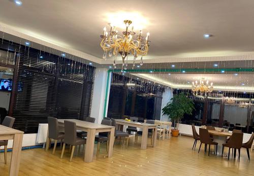 Takhi Resort Terelj tesisinde bir restoran veya yemek mekanı
