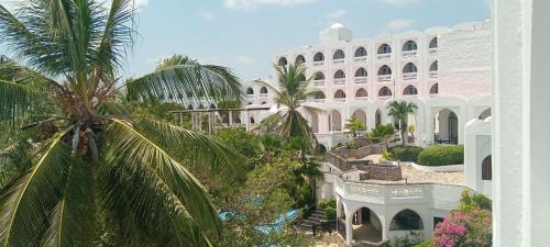 Taman di luar Kaskazi Beach Resort