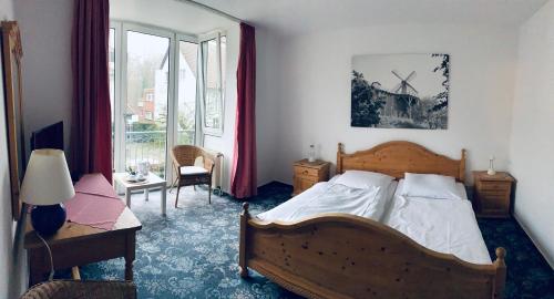 1 dormitorio con cama, escritorio y ventana en Gästehaus Bögemann en Bad Rothenfelde