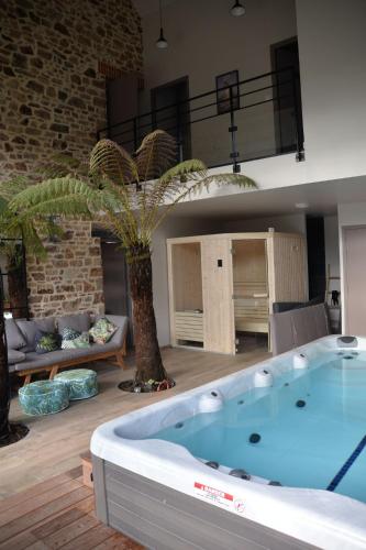 une grande baignoire dans le salon dans l'établissement La grange de Tissey grand gîte avec spa et sauna, à Dragey-Ronthon