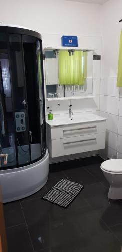 ein Badezimmer mit einer Badewanne, einem Waschbecken und einem WC in der Unterkunft Apartman i Studio apartman Majoli in Kukuljanovo