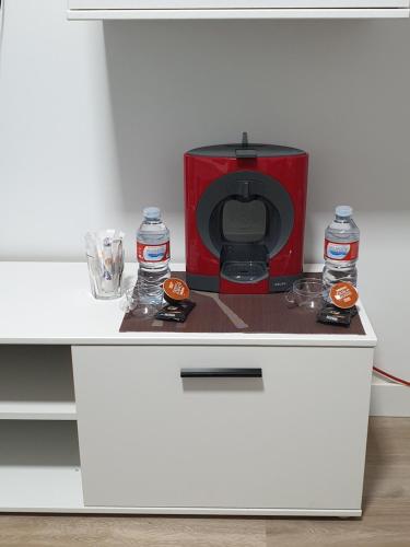 a red microwave sitting on top of a white desk at Apartamento estacion de esqui la pinilla in La Pinilla