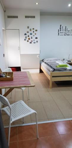 Cette chambre comprend un lit, une table et une chaise. dans l'établissement Apartman i Studio apartman Majoli, à Kukuljanovo
