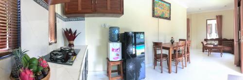 Кухня или мини-кухня в Villa Dira Ubud
