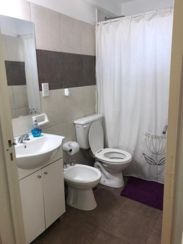 ein Badezimmer mit einem weißen WC und einem Waschbecken in der Unterkunft Lujoso Dpto en Zona Norte in Salta