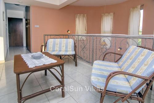 Postel nebo postele na pokoji v ubytování MAGIC CORAL VILLA 304 by Coral Sun Villa com