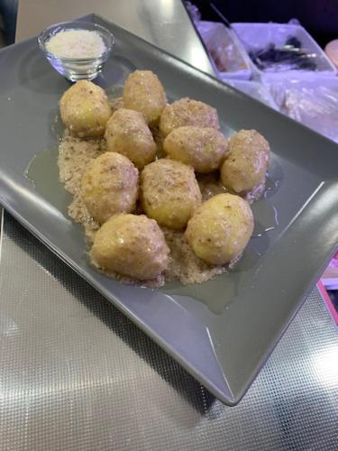 un plato de comida sentado en una mesa en Hotel Maxdorfer Hof en Maxdorf