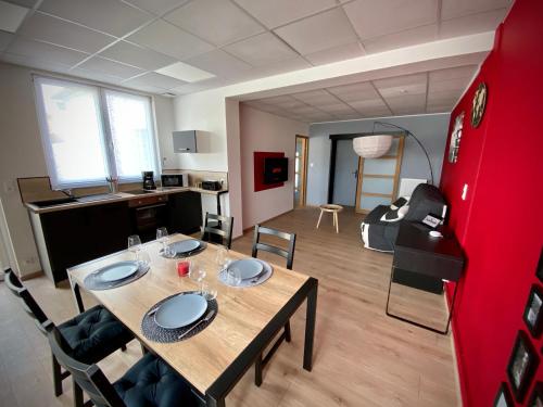 a room with a table and chairs and a kitchen at Logements équipés à Onnaing avec espace Balneo en OPTION proche Toyota, autoroute et Valenciennes in Onnaing