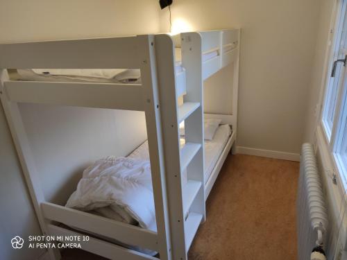 an empty bunk bed in a small room at Romme stugby in Borlänge