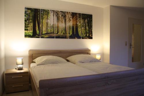 Schlafzimmer mit einem Bett mit Wandgemälde in der Unterkunft Ferienwohnung im Harz in Wienrode