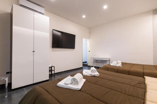 Cette chambre comprend 2 lits et une télévision à écran plat. dans l'établissement Venere Bellevue by Babylon Stay, à Naples