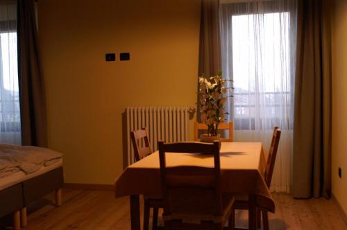 a room with a table and chairs and a bedroom at Ababo Affittacamere in Quattro Castella
