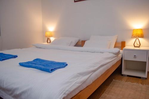 a bedroom with two beds with towels on them at Radoš - Nova gradnja - Stan na dan in Gornji Milanovac