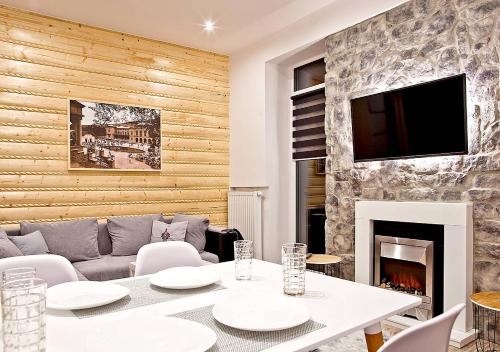 Televízia a/alebo spoločenská miestnosť v ubytovaní ALVARE Apartament - Krynica Zdrój noclegi