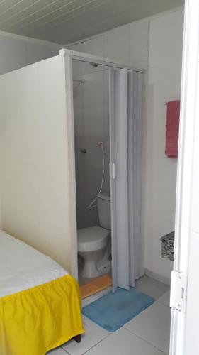 een badkamer met een toilet in een kamer bij Suíte zona Sul de ilhéus próximo a praia in Ilhéus