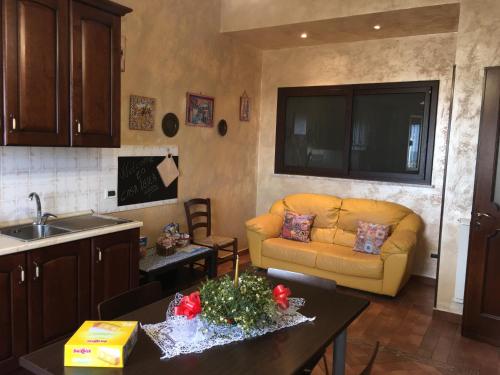 sala de estar con sofá amarillo en la cocina en Casa Igiea, en Palermo