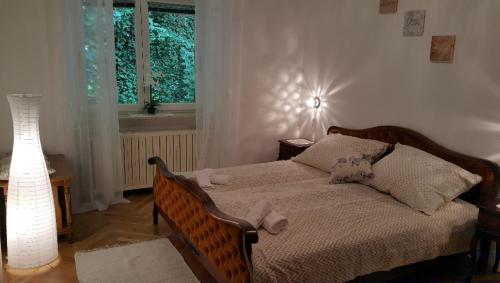 Ljubljana City Centre Apartment في ليوبليانا: غرفة نوم مع سرير مع دمية دب عليها