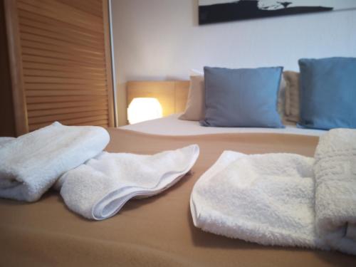 dwa ręczniki na łóżku w obiekcie Plateia Apartments (Katerina) w mieście Ajos Nikolaos